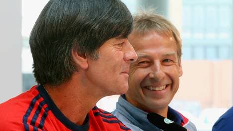 Joachim Löw (l., mit Jürgen Klinsmann) ist seit 2006 Bundestrainer