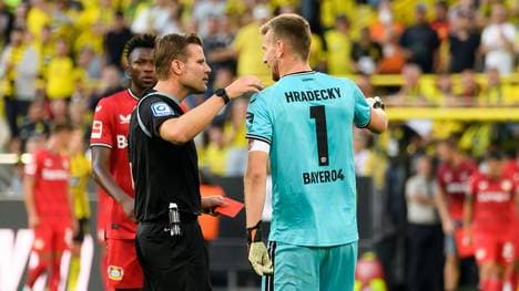 Felix Brych musste Lukas Hradecky Rot geben