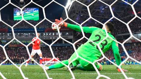 Kroatiens Torwart Danijel Subasic hält bei der WM gegen Russland einen Strafstoß