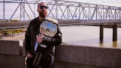 Jon Moxley bleibt AEW bis 2027 treu