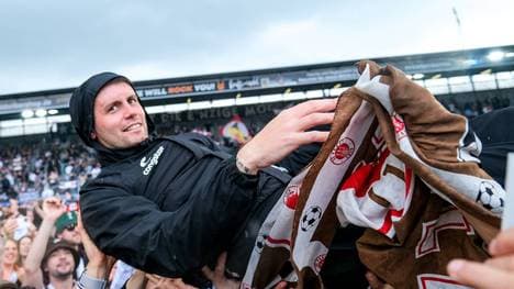 Fabian Hürzeler auf den Schultern der Fans