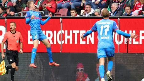 Alexander Bernhardsson (li.) bejubelt sein erstes Tor