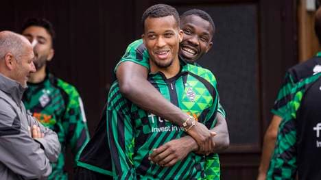 Alassane Pléa mit Marcus Thuram