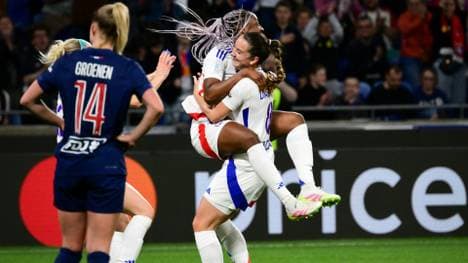 Sara Däbritz (r.) feiert mit Kadidiatou Diani