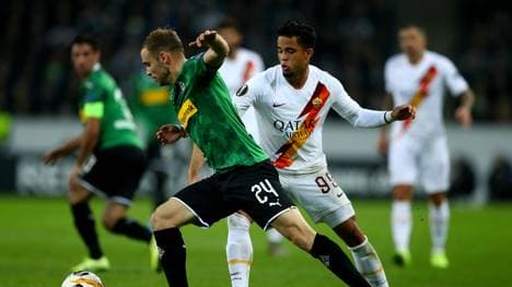 Tony Jantschke (l.) im Duell mit AS Roms Justin Kluivert