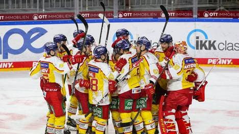 Die Spieler der Düsseldorfer EG feiern den Sieg gegen Köln