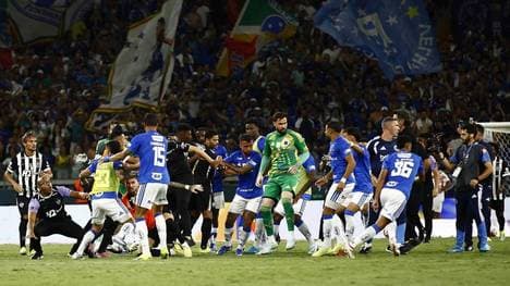 Die Partie zwischen Cruzeiro und Atlético Mineiro ist völlig eskaliert