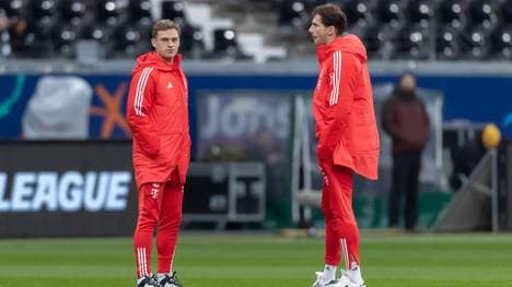 Joshua Kimmich (l.) sitzt in Leverkusen zunächst nur auf der Bank