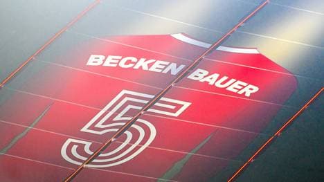 Beckenbauer-Trikot unter dem Dach der Münchner Arena