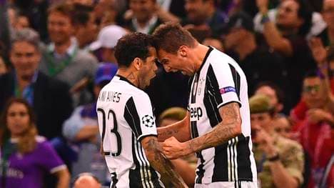 Dani Alves mit Mario Mandzukic