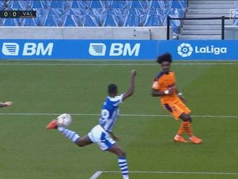 Was für eine Szene von Ex-BVB-Stürmer Alexander Isak: Der Schwede agiert gegen Valencia handlungsschnell - und erzielt beinahe ein absolutes Traumtor.