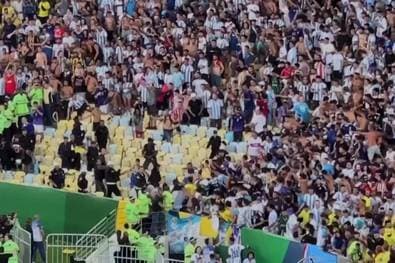 Mit Schlagstöcken voraus! Schwere Tumulte bei Fußball-Klassiker