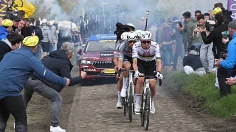 Tadej Pogacar wurde bei seiner Premiere bei Paris-Roubaix Zweiter