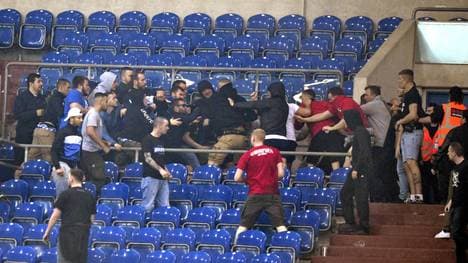 Fans von Schalke und Frankfurt gingen nach Abpfiff auf der Tribüne aufeinander los