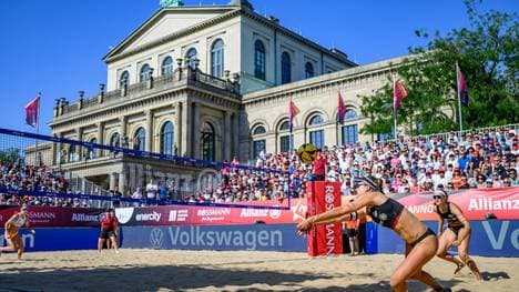 Beachvolleyball auf dem Opernplatz