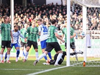 Nach frühem VAR-Wirbel: Schalke verpasst Sprung an die Spitze