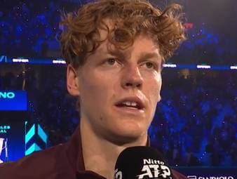 Jannik Sinner krönt ein intensives Jahresfinale mit dem ATP-Finals-Titel. Er betont den Wert seines Teams, beschreibt das Duell mit Alcaraz als extrem knapp und nennt den Titel das bestmögliche Ende einer intensiven Saison. 