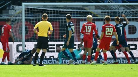 Der Ball landet im Elversberger Tor