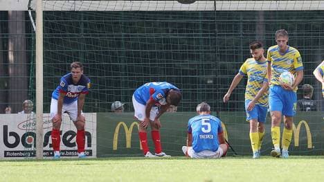 Holstein Kiel (blaue Trikots) muss im Testspiel gegen Eintracht Braunschweig eine bittere Pleite einstecken