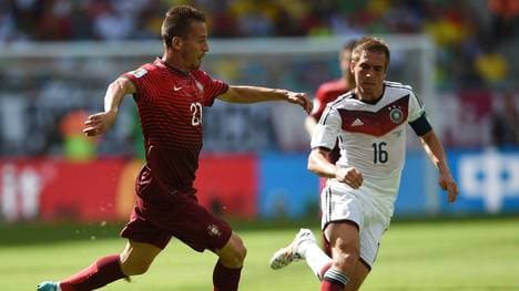 Joao Pereira (l.) im Zweikampf mit Philipp Lahm bei der WM 2014