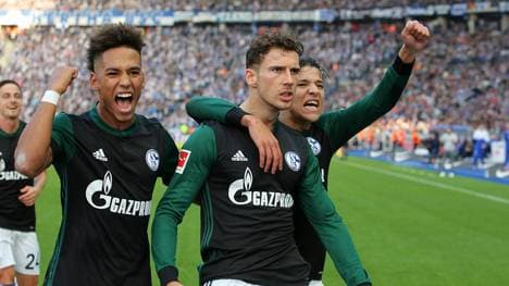 Leon Goretzka (m.) jubelt nach seinem Treffer zum 1:0