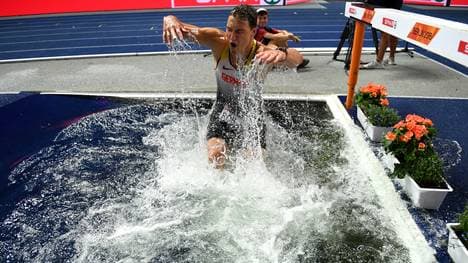 Thomas Röhler sprang nach seinem Sieg in den Wassergraben