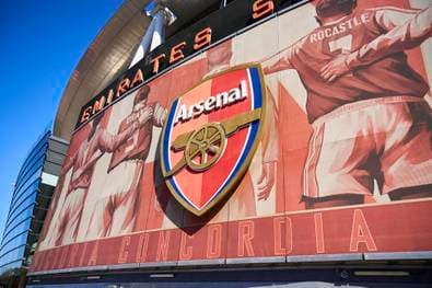 Kurios! Lebenslanger Arsenal-Fan im Chelsea-Trikot beerdigt