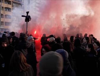 Am ersten Tag der Olympischen Winterspiele kam es zu einem Protestzug im Austragungsort Mailand. Dabei kam es zu einer Auseinandersetzung zwischen einer Gruppe Demonstranten und der Polizei. 
