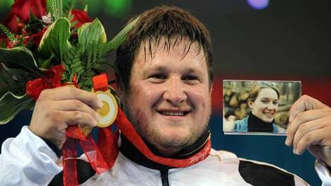 Matthias Steiner zeigte bei der Siegerehrung ein Bild seiner verstorbenen Frau Susann