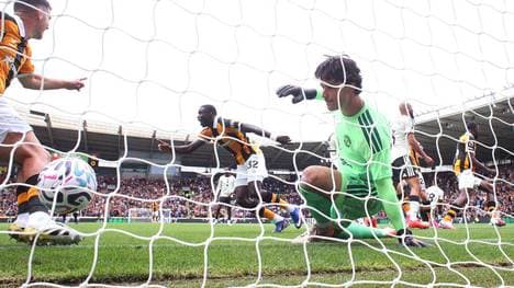 ManUnited-Torwart Senne Lammens muss gegen Hull City hinter sich greifen