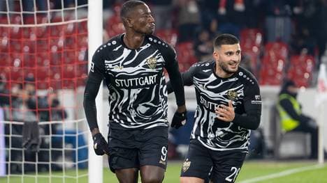 Manchester United soll an Serhou Guirassy (l.) vom VfB Stuttgart interessiert sein