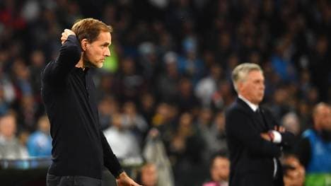 PSG-Trainer Thomas Tuchel und Neapels Coach Carlo Ancelotti verfolgen das 1:1 ihrer Klubs.