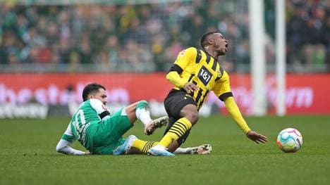 Youssoufa Moukoko verletzte sich bei dieser Aktion und musste ausgewechselt werden