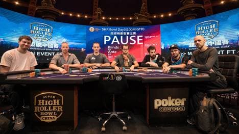 Rainer Kempe (Mitte) und Dominik Nitsche (rechts daneben) sahnten beim Super High Roller Bowl China ab