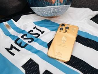 Lionel Messi hat seinen Mitspielern und dem Trainerstab goldene Handys geschenkt. Ein Zeichen seiner Dankbarkeit für den Gewinn der Weltmeisterschaft.
