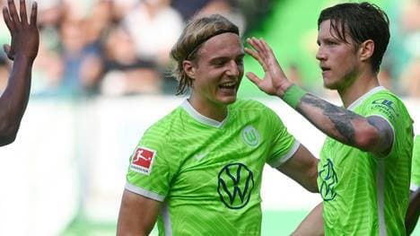 Wolfsburgs Wout Weghorst (r.) trifft im Test dreifach