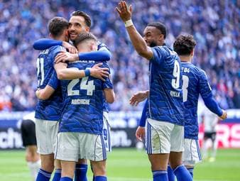 Schalke darf nach Tor-Spektakel vom Aufstieg träumen