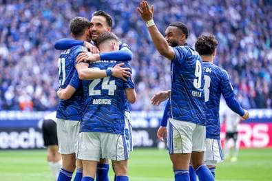 Schalke darf nach Tor-Spektakel vom Aufstieg träumen