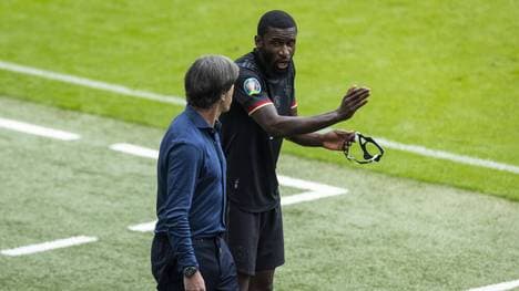 Bundestrainer Joachim Löw (l.) im Gespräch mit Antonio Rüdiger