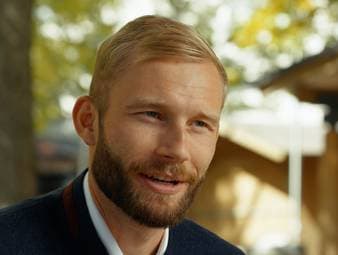 Bayerns Allzweckwaffe Konrad Laimer spricht im Interview anlässlich des Wiesn-Shootings über den Bundesliga-Auftakt gegen den VfB Stuttgart und die allgemeinen Ziele für die kommende Saison.