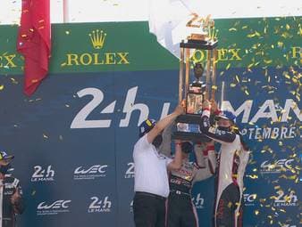 Die Schlussphase des 24-Stunden-Rennens in Le Mans hat es nochmal in sich. Am Ende triumphiert Toyota zum dritten Mal in Folge.