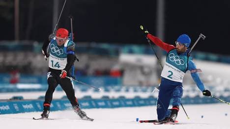 Martin Fourcade (r.) gewann den Zielsprint gegen Simon Schempp (l.)