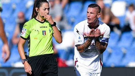 Maria Sole Caputi Ferrieri (l., hier mit Pasquale Mazzocchi von US Salernitana) ist erste Schiedsrichterin in der Serie A