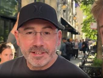 Die Ankunft der deutschen Nationalmannschaft wird auch von den Fans in Chicago begleitet. Dabei ordnet eine ausgewanderte Familie die WM-Chancen des DFB ein und bekommt dank Rudi Völler einen besonderen Moment.