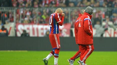 Arjen Robben verlässt mit Trikot über dem Kopf das Feld