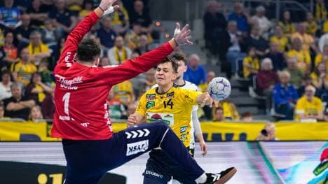 Starker Rückhalt: Flensburgs Benjamin Buric (vorne)