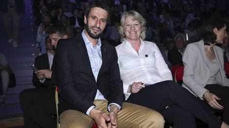 Frankreichs zurückgetretene Verbandspräsidentin Brigitte Henriques mit Olympia-Cheforganisator Tony Estanguet