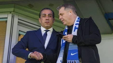 Chelsea-Boss Todd Boehly (r.) und Co-Besitzer Behdad Eghbali beim Champions-League-Spiel gegen PSG