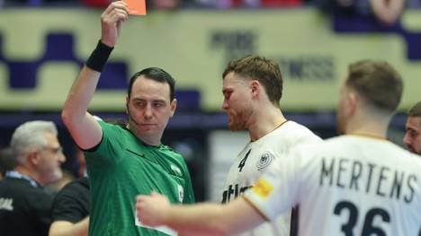 Johannes Golla (Mitte) sieht die Rote Karte.