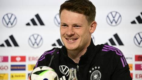 Torwart Nübel bei der DFB-PK